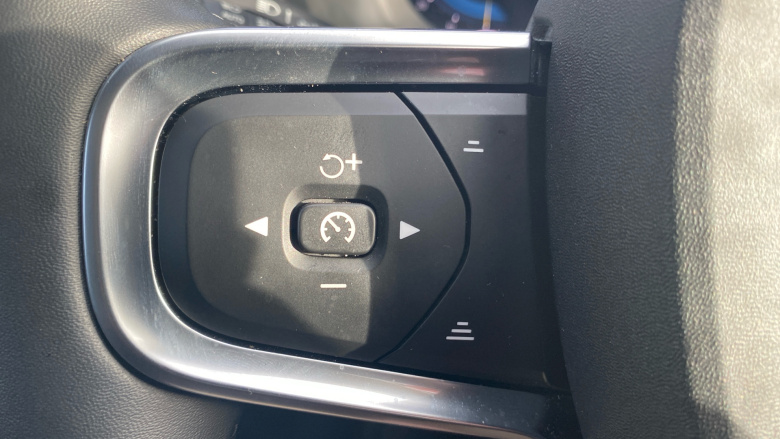 Volvo XC40 2.0 B3P Ultra Dark 5dr Auto Petrol Estate